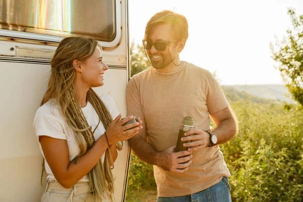 White Couple Talking While Drinking Coffee Trailer Outdoors — Foto Stock
