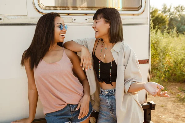 Multiracial Two Women Talking Smiling While Standing Trailer Outdoors — Foto Stock