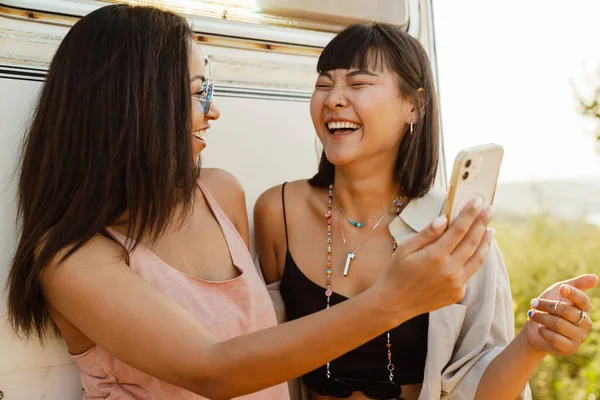 Multiracial Två Kvinnor Skrattar Och Tar Selfie Mobiltelefon Med Släp — Stockfoto