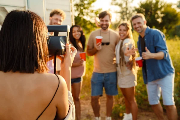 Amigos Multirraciais Bebendo Bebidas Tirando Foto Instantânea Durante Piquenique Por — Fotografia de Stock