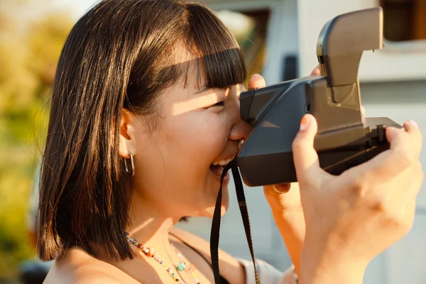 Asian Woman Smiling Taking Instant Photo Picnic Trailer Outdoors — Foto Stock