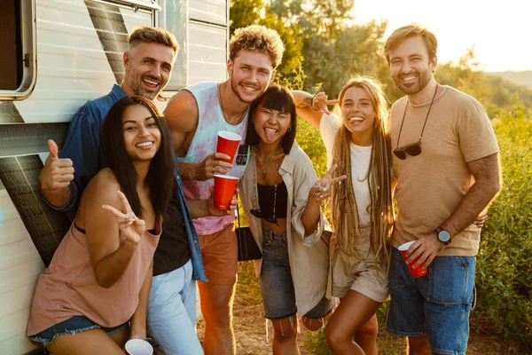 Multiraciale Vrienden Drinken Drankjes Gebaren Tijdens Picknick Met Trailer Buiten — Stockfoto