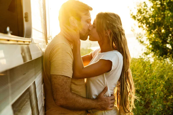 White Couple Hugging Kissing While Standing Trailer Outdoors — Stock Photo, Image