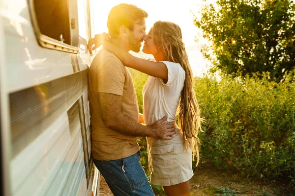 Wit Paar Knuffelen Glimlachen Terwijl Staan Door Trailer Buiten — Stockfoto