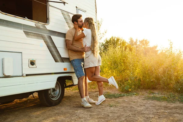 White Couple Hugging Kissing While Standing Trailer Outdoors — Foto Stock