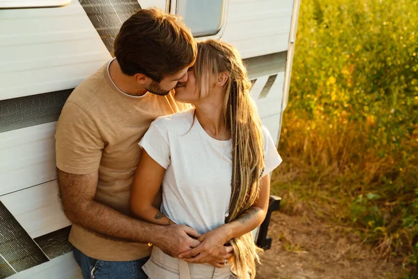 White Couple Hugging Kissing While Standing Trailer Outdoors —  Fotos de Stock