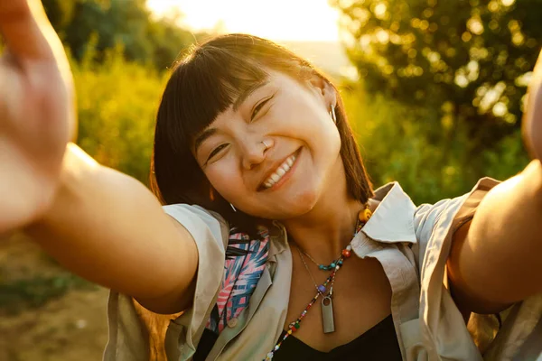 Asian Young Woman Smiling While Taking Selfie Photo Outdoors —  Fotos de Stock