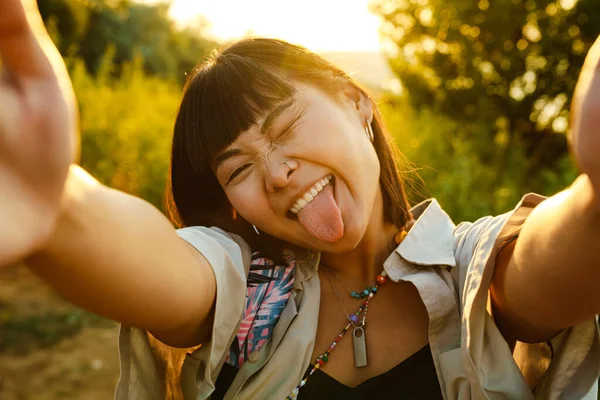 Asiática Joven Mujer Mostrando Lengua Mientras Toma Selfie Foto Aire —  Fotos de Stock