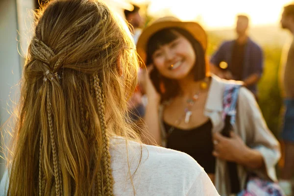 Mulheres Multirraciais Sorrindo Conversando Durante Piquenique Com Seus Amigos Livre — Fotografia de Stock