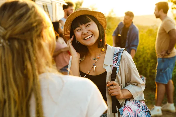 Multiraciale Vrouwen Glimlachen Praten Tijdens Picknick Met Hun Vrienden Buiten — Stockfoto