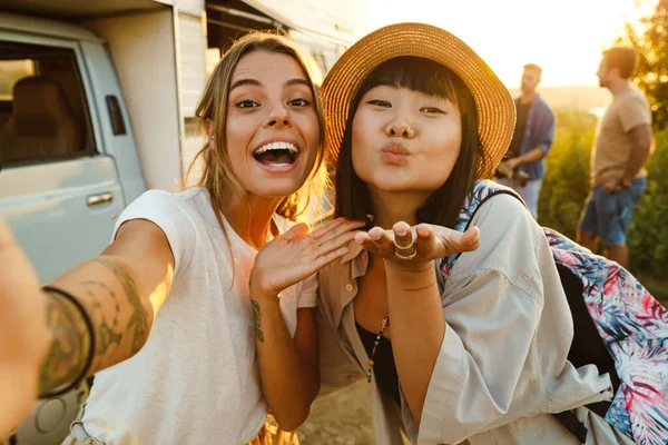 Wielorasowe Kobiety Robiące Sobie Selfie Podczas Pikniku Przyjaciółmi Świeżym Powietrzu — Zdjęcie stockowe
