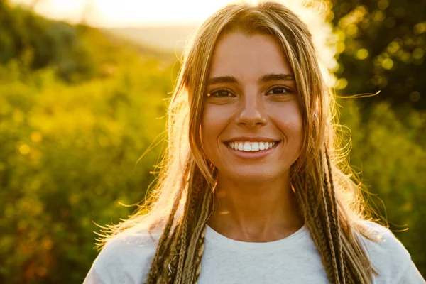 Weiße Junge Frau Mit Zöpfen Lächelt Und Blickt Die Kamera — Stockfoto