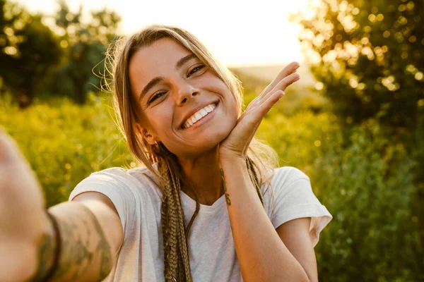 Біла Молода Жінка Посміхається Роблячи Селфі Фото Відкритому Повітрі — стокове фото