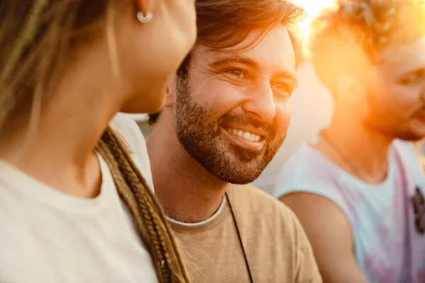 Pareja Blanca Abrazándose Sonriendo Durante Picnic Con Sus Amigos Aire —  Fotos de Stock