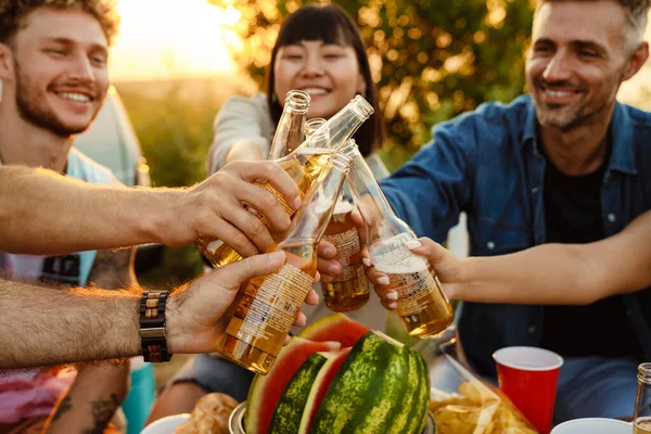 Multiracial Friends Drinking Bear Talking Picnic Trailer Outdoors — Fotografia de Stock