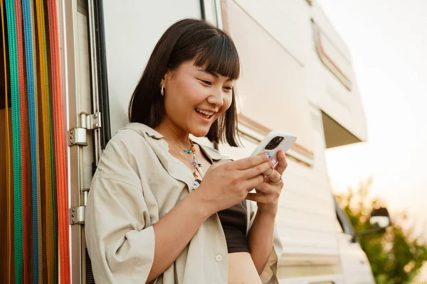 Asiatisk Ung Kvinna Som Använder Mobiltelefon När Hon Lutar Sig — Stockfoto