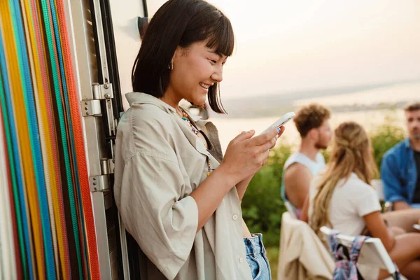 Asiatisk Ung Kvinna Använder Mobiltelefon Picknick Med Sina Vänner Utomhus — Stockfoto