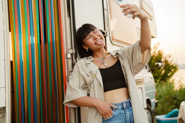 Asiatisk Ung Kvinna Som Tar Selfie Mobiltelefon Med Släp Utomhus — Stockfoto