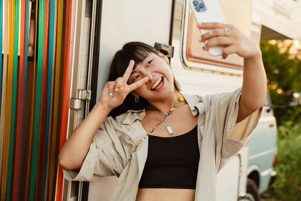 Asiatisk Ung Kvinna Gestikulerar Och Tar Selfie Mobiltelefon Med Släp — Stockfoto
