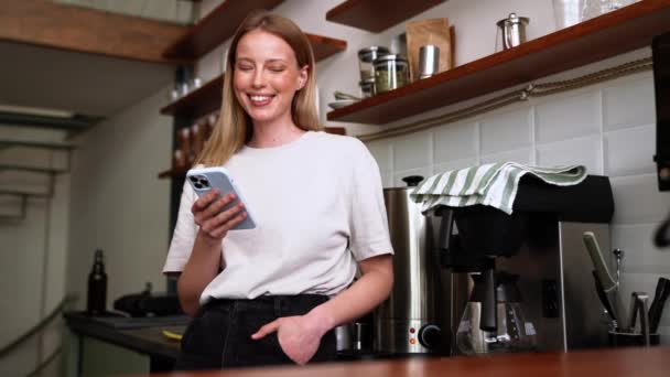 Selamat Wanita Pirang Barista Mengetik Melalui Telepon Kafe — Stok Video