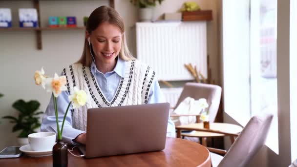 Pozitivní Blondýny Žena Textování Notebookem Kavárně — Stock video