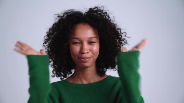 Gri Stüdyoda Kameraya Bakan Kıvırcık Saçlı Mutlu Kadın — Stok video