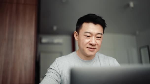 Pria Asia Positif Bekerja Pada Laptop Dan Minum Kopi Rumah — Stok Video
