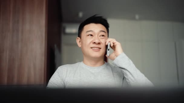 Aziatische Gelukkig Man Praten Telefoon Thuis — Stockvideo