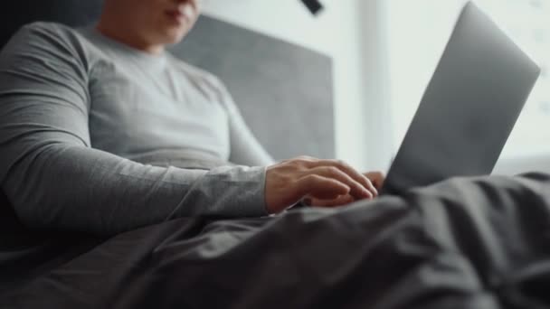 Man Handen Typen Door Laptop Het Bed Thuis — Stockvideo