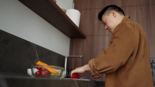 Koncentrált Ázsiai Férfi Aprítja Zöldségek Saláta Otthon — Stock videók