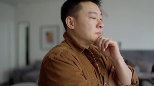 Bărbat Asiatic Îngrijorat Purtând Pânză Casual Gândire Domiciliu — Videoclip de stoc