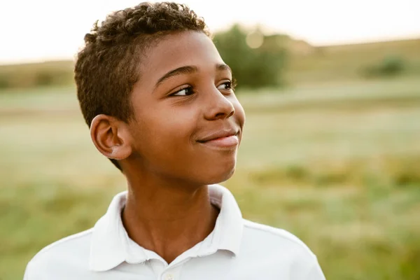 Niño Negro Vistiendo Camisa Blanca Sonriendo Mirando Lado Mientras Posa — Foto de Stock