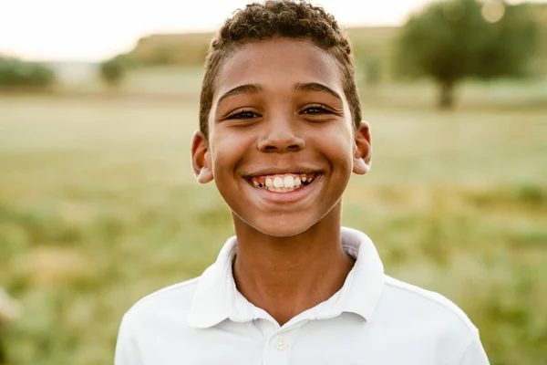 Niño Negro Con Camisa Blanca Sonriendo Mirando Cámara Aire Libre — Foto de Stock