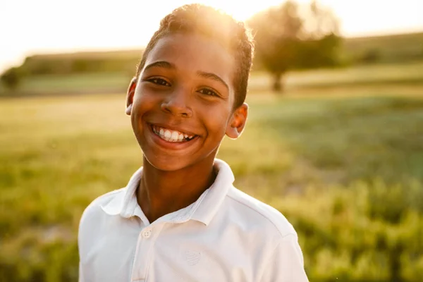 Niño Negro Con Camisa Blanca Sonriendo Mirando Cámara Mientras Posan — Foto de Stock