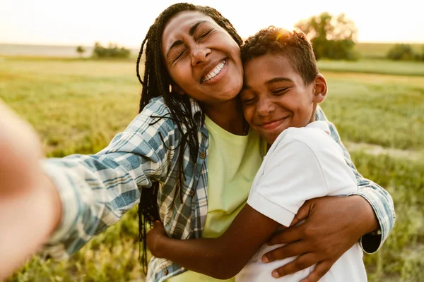 Madre Negra Tomando Foto Selfie Con Hijo Durante Picnic Campo — Foto de Stock