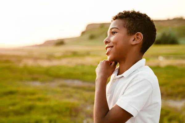 Niño Negro Con Camisa Blanca Sonriendo Mirando Aire Libre — Foto de Stock
