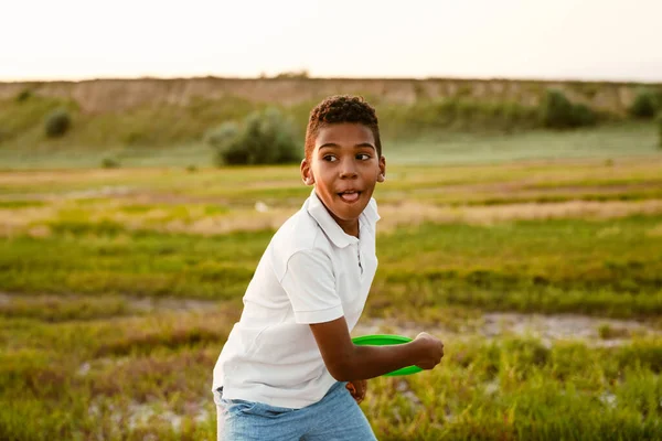 Czarny Chłopiec Nosić Biały Koszula Grać Frisbee Zewnątrz — Zdjęcie stockowe