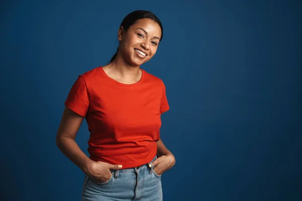 Ung Afrikansk Amerikansk Kvinna Bär Shirt Ler Mot Kameran Isolerad — Stockfoto