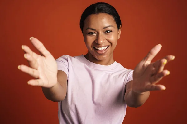 Young Black Woman Smiling Reaching Out Her Hands Camera Isolated — Foto de Stock