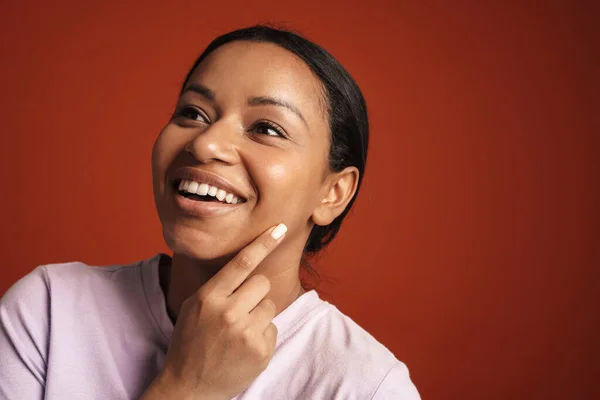 Joven Mujer Negra Vistiendo Camiseta Sonriendo Mirando Lado Aislado Sobre — Foto de Stock