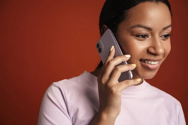 Young Black Woman Wearing Shirt Smiling While Talking Cellphone Isolated — Fotografia de Stock