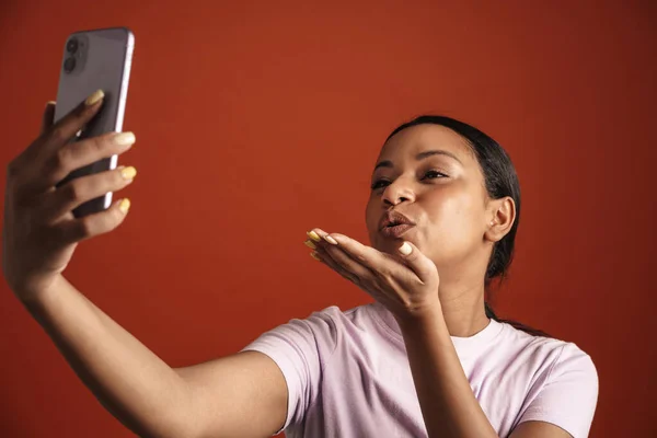 Μαύρη Γυναίκα Φυσάει Αέρα Φιλί Ενώ Λήψη Selfie Στο Κινητό — Φωτογραφία Αρχείου