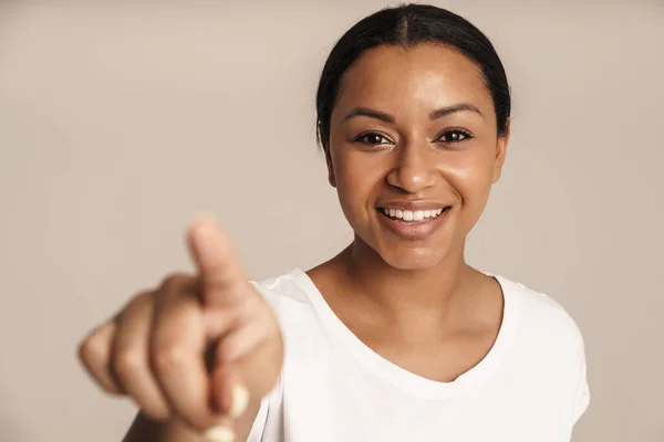 Jovem Mulher Negra Vestindo Camiseta Sorrindo Apontando Dedo Para Câmera — Fotografia de Stock