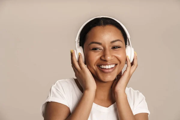 Young Black Woman Smiling While Listening Music Headphones Isolated White — Fotografia de Stock