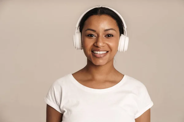 Jeune Femme Noire Souriante Tout Écoutant Musique Avec Des Écouteurs — Photo