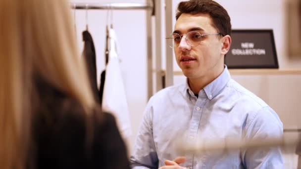 Pozitivní Muž Recepční Mluví Prodavačkou Obchodě Oblečením — Stock video
