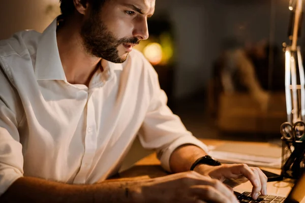 Homem Barbudo Branco Trabalhando Com Laptop Noite Escritório Dentro Casa — Fotografia de Stock