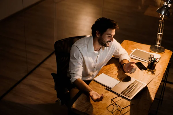 White Bearded Man Working Laptop Evening Office Indoors — Fotografia de Stock