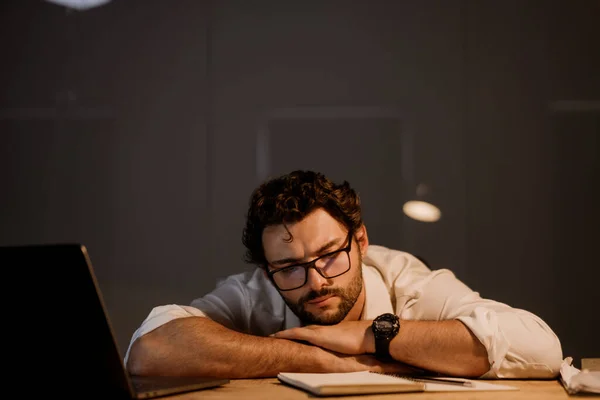 Homem Barbudo Branco Trabalhando Com Laptop Noite Escritório Dentro Casa — Fotografia de Stock