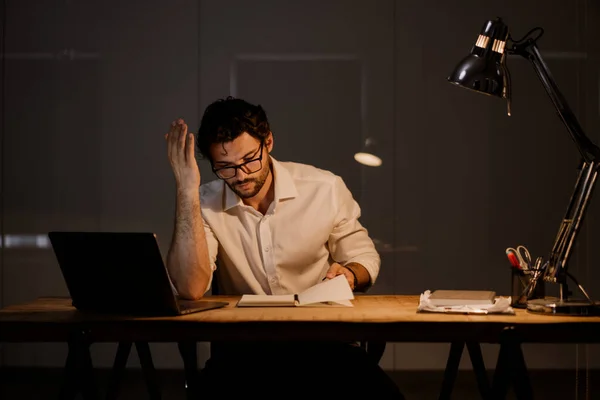 Homem Barbudo Branco Trabalhando Com Laptop Noite Escritório Dentro Casa — Fotografia de Stock